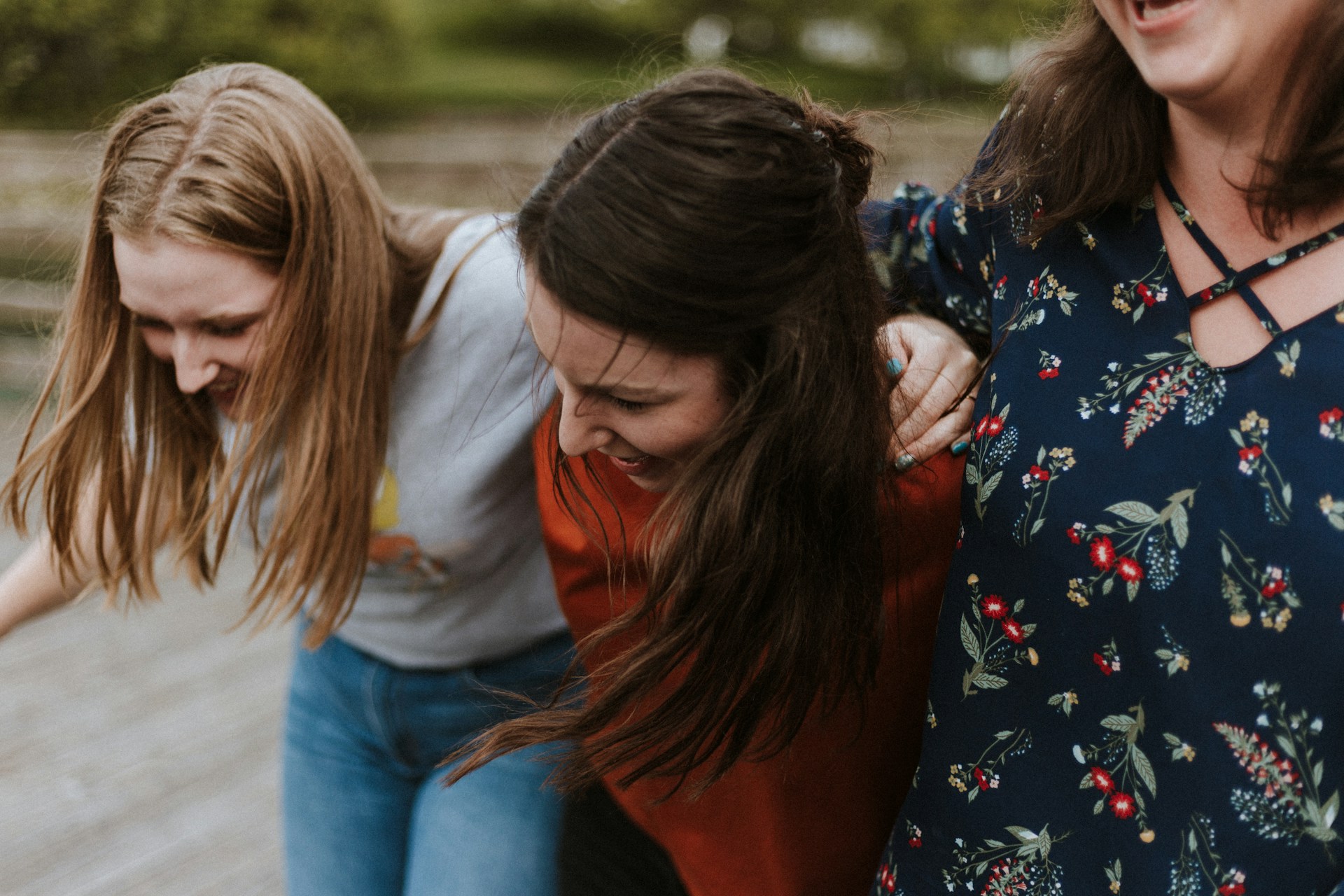 3 friends laughing