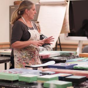 Sarah Moffat, une artiste multimédia de Carleton Place, explique aux clients les étapes nécessaires pour créer leurs propres œuvres d’art originales.