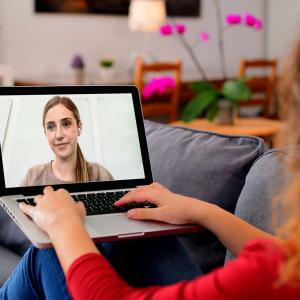 Une femme en session virtuelle à son domicile